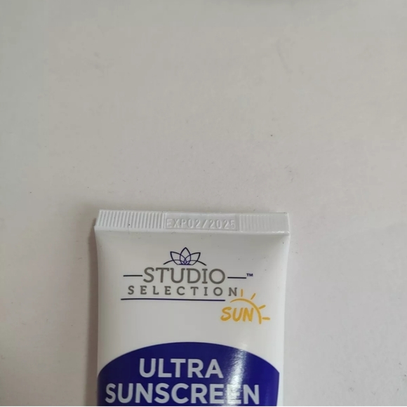 Studio Selection Ultra Sunscreen Lotion Broad Spectrum SPF 50 - 3 oz Vitamin E - Picture 8 of 9